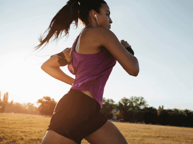 cbd et vitalité femme qui fait de la course